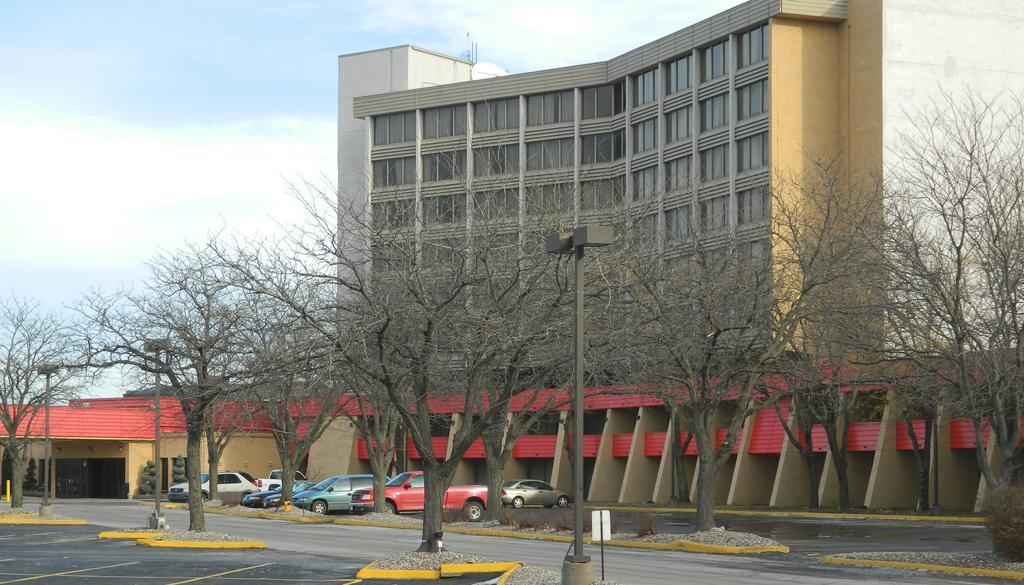 Howard Johnson Plaza Kansas City Hotel & Conference Center Exterior photo